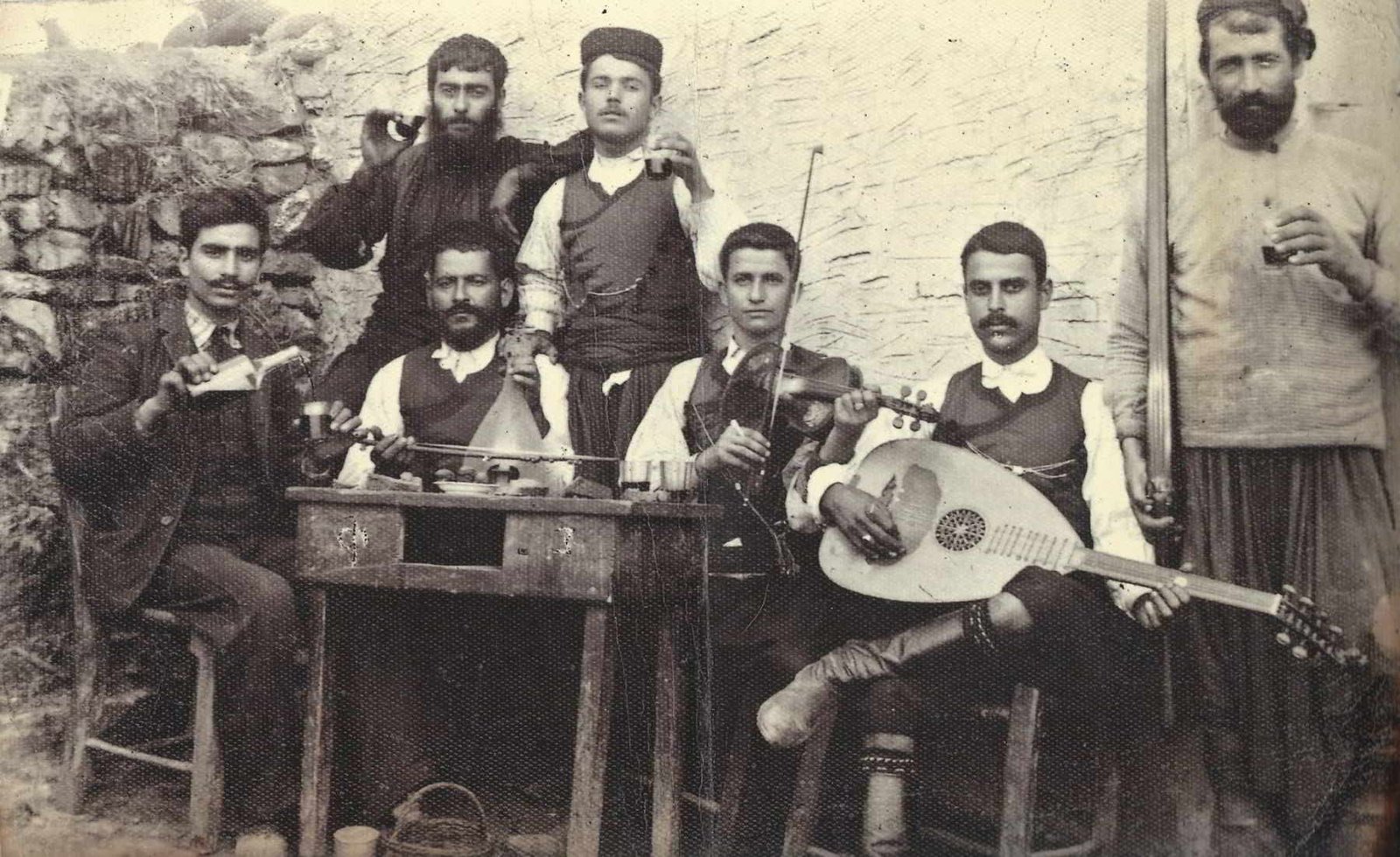 5 Traditional Cretan Musical Instruments 2 cretan vioma insruments header